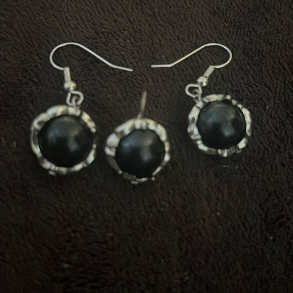 Beautiful onyx and Sterling silver pendant and earrings